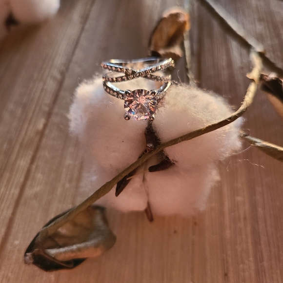 🔥🔥HOT!!🔥🔥NEW ITEM!! BEAUTIFUL!2kt center CZ stone with Winding band and CZ's - Picture 3 of 8